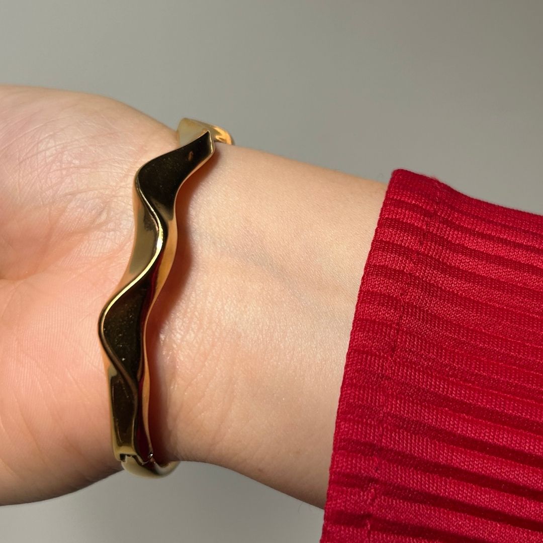 The Elegance Wave Bracelet