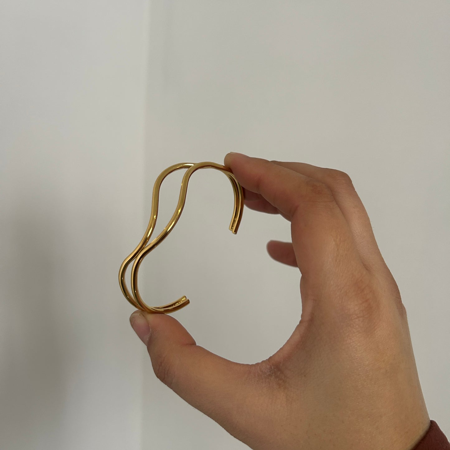 Minimal Open Gold Wave Bangle