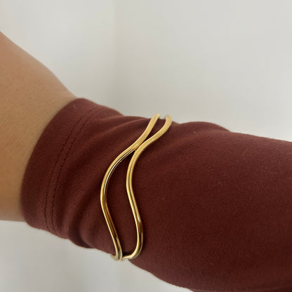 Minimal Open Gold Wave Bangle
